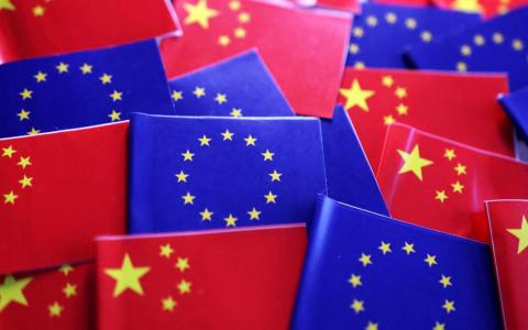 欧洲联盟旗帜和中国国旗合成图，摄于去年3月。（路透社档案照）