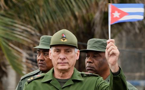 古巴希望用经济改革（如港口、能源、旅游开放）换取部分制裁缓解，但美国却提出迪亚斯·卡内尔须下台的先决政治条件。（路透社）