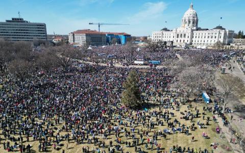 “不要国王”运动再次席卷全美 反对特朗普威权与对伊开战