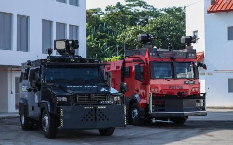 由新加坡警察部队与内政科技局共同研发的两款新车辆，分别是装载防暴乱控制系统的黑色战术反击车，以及红色新一代水炮车。（白艳琳摄）