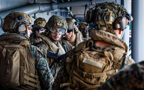 传美军地面部署步入最后阶段 伊朗誓言美航母一进入射程必痛击   