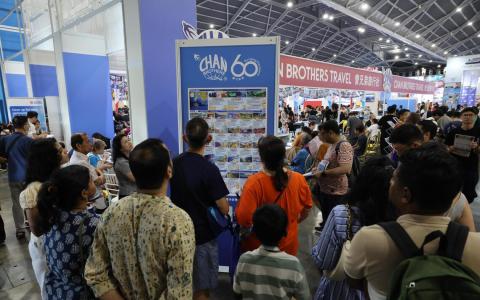 今年的旅游展受中东局势影响，欧洲游报团人数锐减。除了中国等亚洲游更受青睐，也有少部分游客未雨绸缪，提前购买好几个旅游配套，甚至开始规划明年的行程。（梁麒麟摄）