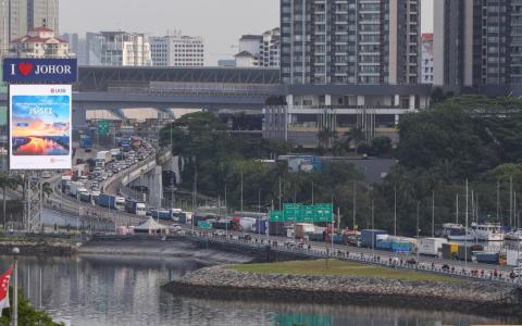 移民与关卡局星期一（3月30日）发文告说，星期五（4月3日）至星期天（5日）期间，兀兰和大士关卡交通料将非常繁忙。（白艳琳摄）