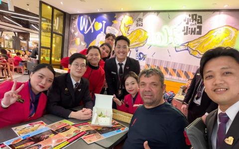 航班大乱见温情 樟宜机场团队为滞留旅客庆生助返家