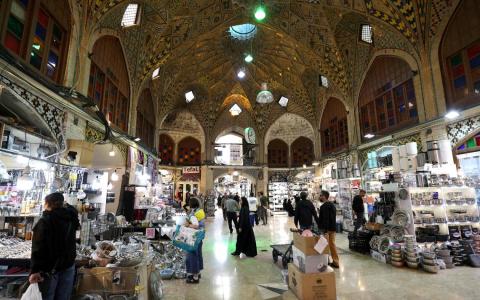 特朗普再警告伊朗：不恢复海峡通航将摧毁油井发电厂