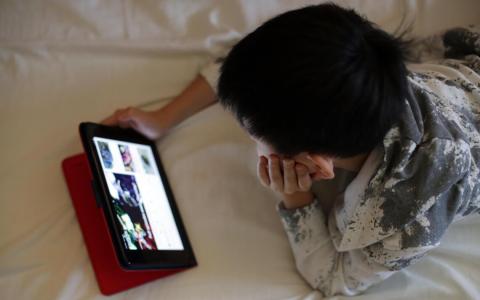 研究：父母陪同观看 比限制屏幕使用时间更有利孩童成长