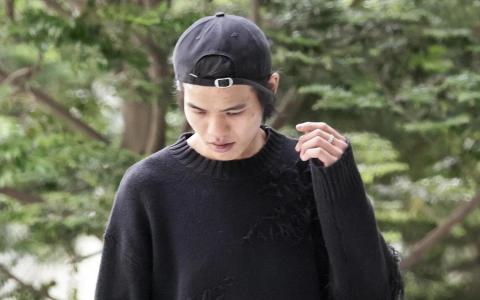 在保释期间吸食“丧尸烟弹”后逆向行驶酿车祸，又涉及替人运送毒品，被告董俊宇星期二（3月31日）在国家法院被治罪。（海峡时报）