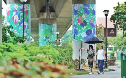 地铁高架桥柱子展示学生创意画 花草中“结出”变形金刚