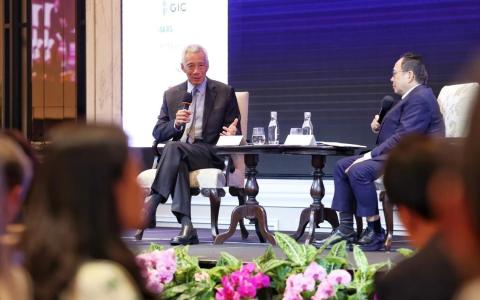 李显龙（左）去年7月在新加坡经济学会主办的年度晚宴发表谈话。（数码发展及新闻部）