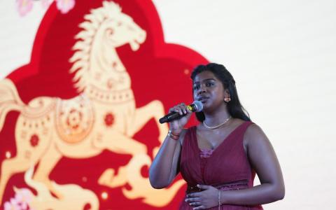 苏巴什丽以歌剧的方式，在今年的宏茂桥德义区常年新春晚宴上，演唱《茉莉花》和《月亮代表我的心》两首经典歌曲。（谢智扬摄）