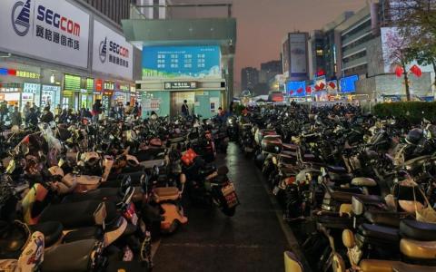 常被中国舆论调侃是“电鸡之城”的科技重镇深圳市，本月起加强对电动自行车的管理，华强北等地全天禁行。图为中国网民1月拍摄的华强北步行街照片，地铁口外停满电动自行车。（取自微博账号“冯乘风”）