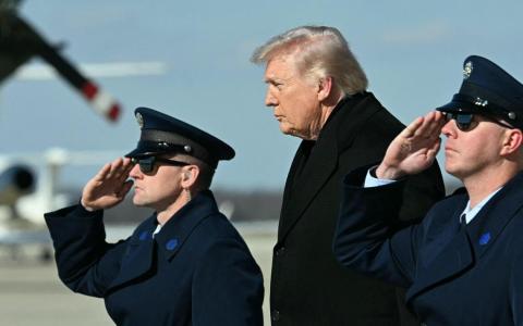 用“厌战”或“好战”的简单二分法来衡量特朗普的战争观，本身就犯了非黑即白的逻辑错误。作为超级大国的总统，要捍卫美国的全球安全利益，不可能完全放弃军事手段。图为3月18日，特朗普在马里兰州安德鲁斯联合基地走下空军一号。（法新社）
