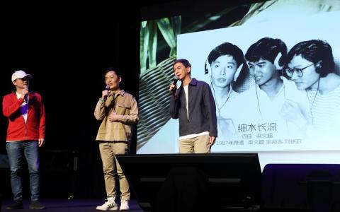 （左起）当年演唱《细水长流》的刘瑞政，梁文福和王邦吉，在新谣纪录片推介会上再度唱起这首经典新谣歌曲。（联合早报）