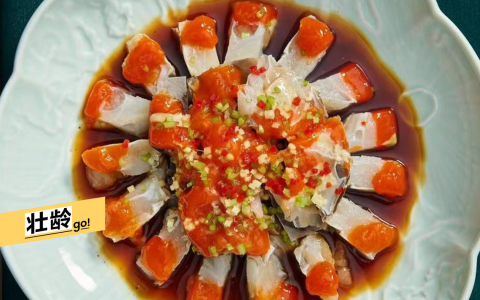 宁波十八斩的做法为甬府独创，选用新鲜舟山红膏梭子蟹，采用液氮急冻的方式锁鲜，上桌前淋上秘制酱。（餐馆提供）