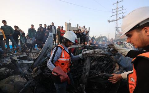 4月4日，在遭遇空袭的加沙中部迈加齐（Maghazi）难民营，搜救人员在检查一辆遭到以军空袭的车辆。（法新社）