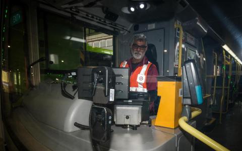 违规杀入巴士道罚单三级跳 SMRT巴士装AI电眼揪出“霸道车”