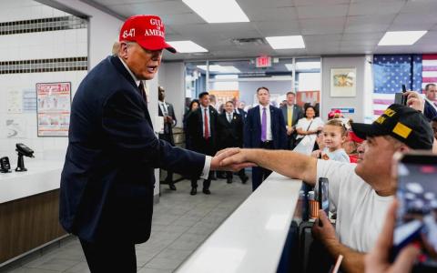 2月27日，特朗普在得克萨斯州科珀斯克里斯蒂的一家快餐店内与一名支持者握手。（路透社）