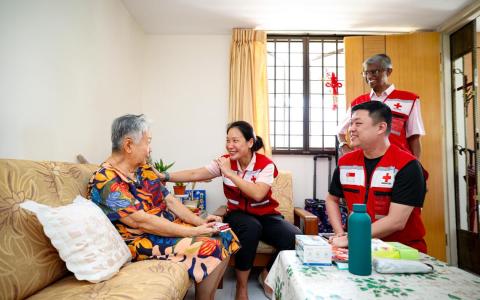 新加坡红十字会首次向弱势家庭发放烟霾防护品