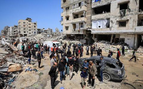 4月6日，以色列空袭加沙地带中部的加沙城，造成至少12人死亡。（路透社）