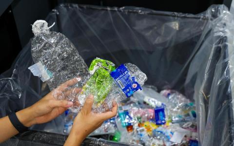 瓶罐退费制开跑 新加坡力拼提高2026年回收率至55%