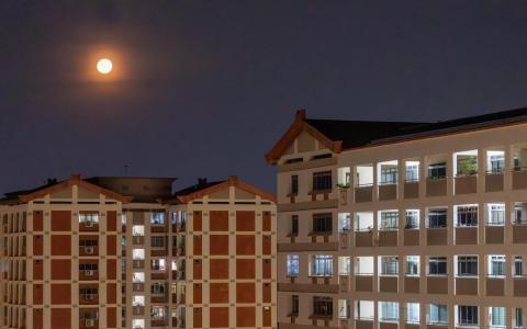 CMG20260403-NgohSB02/吴先邦/因电费上涨拍生活成本增加的画面:拍组屋区傍晚亮灯的夜景画面 /电表[various locations, Tampines & Pasir Ris]
Tags: BTO, HDB, public flats, public apartments, housing, housing development board, public property, affordable housing, infrastructure, home, MOP, build to order, mature estate, resale, 水电费, 上涨, Usave, U-save, voucher, rebate, Electric boxes, Distribution Board (DB) boxes, electricity, light, lighting, street lights, energy, electric supply singapore iran war（SPH Media Limited）