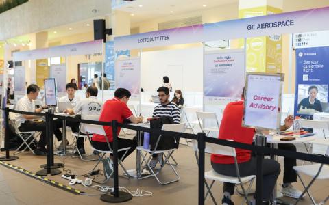 去年4月开跑的求职援助计划，是新加坡政府的重大政策转折，首度为失业者提供财务援助。（联合早报）