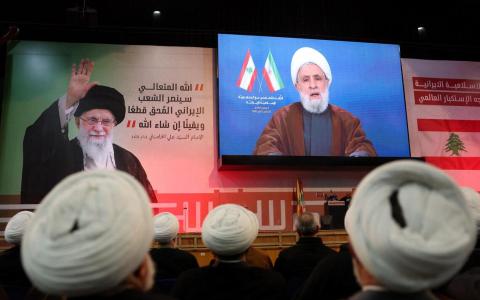 1月26日，黎巴嫩真主党领导人纳伊姆·卡西姆通过电视在贝鲁特南部郊区举行的声援伊朗的集会上发表讲话。（路透社）