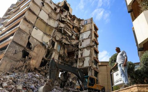 以色列星期三（4月8日）对黎巴嫩全境发动伊朗战争爆发一个多月以来的最猛烈打击，黎首都贝鲁特西部富裕社区塔莱特哈亚特（Tallet El Khayat）的一栋多层建筑遭袭坍塌。 （路透社）