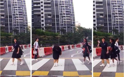 从女生身上的校服看来，她应该是巴特礼中学（Bartley Secondary School）的学生。（取自Reddit）