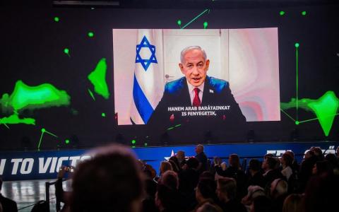 3月21日，以色列总理内坦亚胡以线上方式在匈牙利布达佩斯一保守派政治行动会议上发表讲话。（法新社）