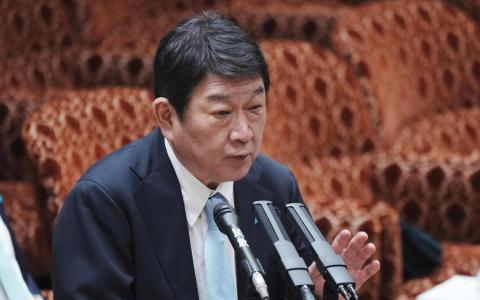 日本外长茂木敏充星期五（4月10日）在内阁会议上发布主要总结2025年外交与国际局势的2026年版《外交蓝皮书》。（法新社）