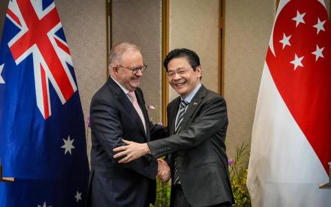 澳洲总理阿尔巴尼斯（左）4月10日在总统府与新加坡总理黄循财举行联合记者会。（联合早报）