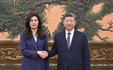 中共总书记习近平星期五（4月10日）在北京与国民党主席郑丽文会面握手。（新华社）