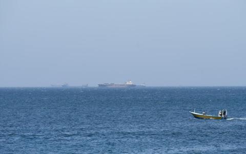 三艘超大型油轮通过霍尔木兹海峡  两艘为中国油轮