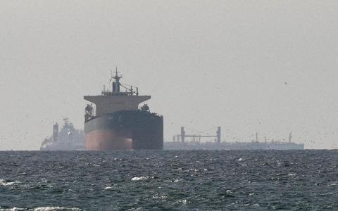 美军称启动霍尔木兹扫雷工作 伊朗否认美军船开入海峡