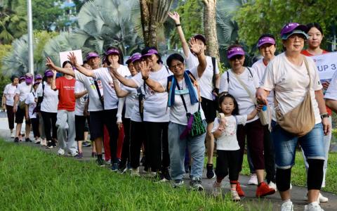 约500名三巴旺居民参与星期天（4月12日）上午举行的快走活动。（陈斌勤摄）