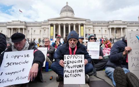 数百人星期六（4月11日）聚集在伦敦特拉法加广场，许多人手持支持“巴勒斯坦行动”组织的标语，上面写着“我反对种族灭绝，我支持巴勒斯坦行动”。（法新社）