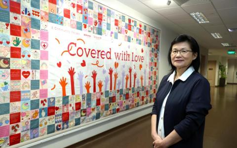 梁玉心教授将在5月2日发布首部个人回忆录《疫线人生》，她届时将与保健卫生部长王乙康对谈，讲述与传染病打交道30年来的点滴和鲜为人知的经历。（档案照片）