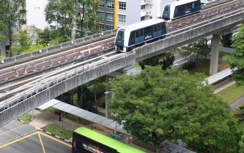 CMG20251226-NgohSB01/吴先邦/庄燊磊 , 邓玮婷/Pre-TSJ[various places, Punggol, Sengkang] Generic of bus and LRT near Block 217B HDB Compassvale.
The image was taken at about 12.11pm. The TSJ (Travel Smart Journeys) scheme by the Land Transport Authority encourages commuters to travel outside the busiest morning peak hours through fare incentives to help ease crowding on the public transport network.


位于康埔桦第217B座组屋附近的巴士与轻轨列车概况。
照片摄于中午12点11分。TSJ（Travel Smart Journeys，智慧出行）计划由新加坡陆路交通管理局推出，通过提供车资回扣等方式，鼓励乘客避开早高峰出行，以缓解公共交通的拥挤情况。（SPH Media Limited）