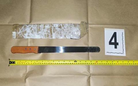 涉案者进入单位后，其中一人亮出刀子（图），接着殴打单位里的四名受害者，把其中三人打伤，并持刀威胁他们交出现金。（新加坡警察部队提供）