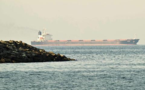 美军开始海上封锁 伊朗斥海盗行径