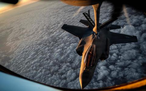 必须注意的是，特朗普不是一个吝于用军事手段来展现意志的总统。图为4月5日，一架美国空军KC-135同温层加油机正在美国中央司令部责任区内为一架美国空军F-35A闪电II战斗机进行空中加油。在与伊朗谈判破裂后，美国宣布4月13日开始封锁伊朗所有港口。 （法新社）