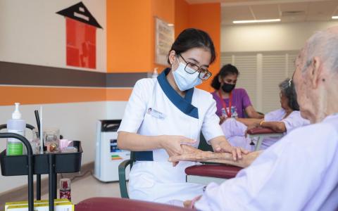 陈笃生医院综合医疗护理中心 实施“合十护理”呵护患者