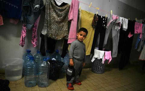 3月2日以来，以色列对黎巴嫩的空袭已造成2000多人死亡，100多万人流离失所。图为一名流离失所的男童在贝鲁特一所被改造成难民接待中心的学校。（法新社）