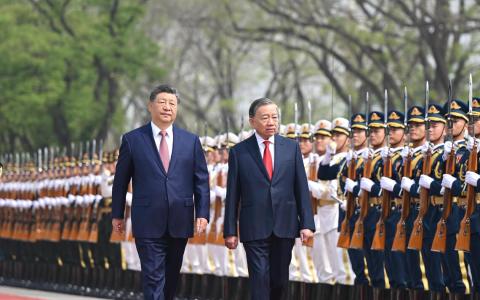 中共总书记、中国国家主席习近平星期三（4月15日）在北京人民大会堂到访的越共总书记、越南国家主席苏林举行会谈。会谈前，习近平在北京人民大会堂东门外广场为苏林举行欢迎仪式。（新华社）