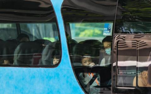 政府4月9日宣布，凡是为学生、年长者、病患及残障者提供常规服务的交通业者，包括常规校车服务业者，本月起可获得为期三个月的临时援助，补助额相当于车资收入13%。这些常规交通服务的车费，一般由当事人或家属承担。（档案照片）