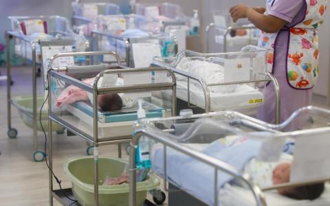 新加坡妇女40岁以后生育率 过去20年上升