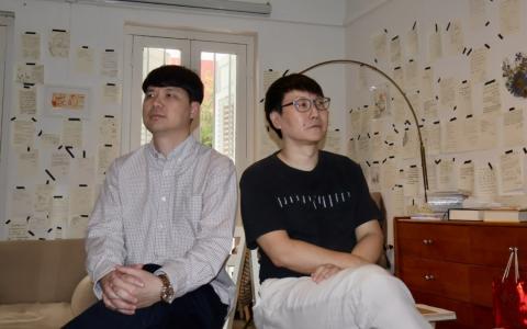 草根书室董事林韦地（左）和未完成书店店主吴迪，对于开书店，他们各有坚持。（张子奕摄）