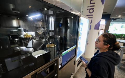 机器人现场烤炸美食 自动化“微型厨房”缓解人手压力