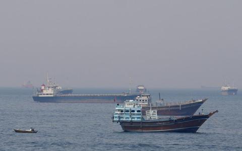 特朗普扬言封锁原油输出  让伊朗财政崩溃